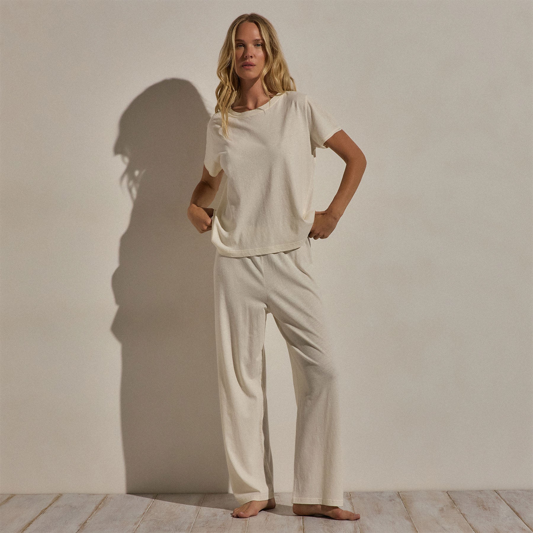 Cotton Linen Lounge Tee in Ecru | James Perse Los Angeles
