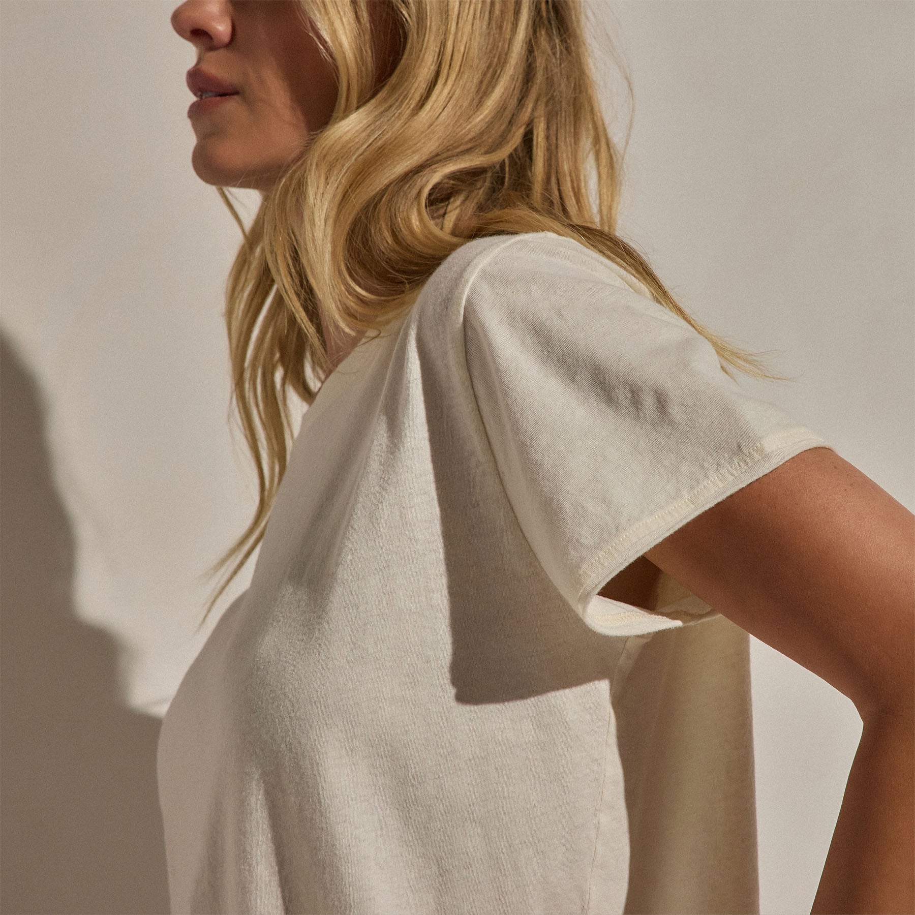 Cotton Linen Lounge Tee in Ecru | James Perse Los Angeles