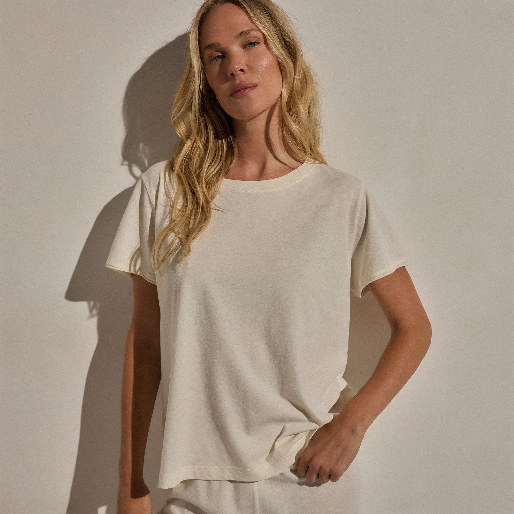 Cotton Linen Lounge Tee in Ecru | James Perse Los Angeles