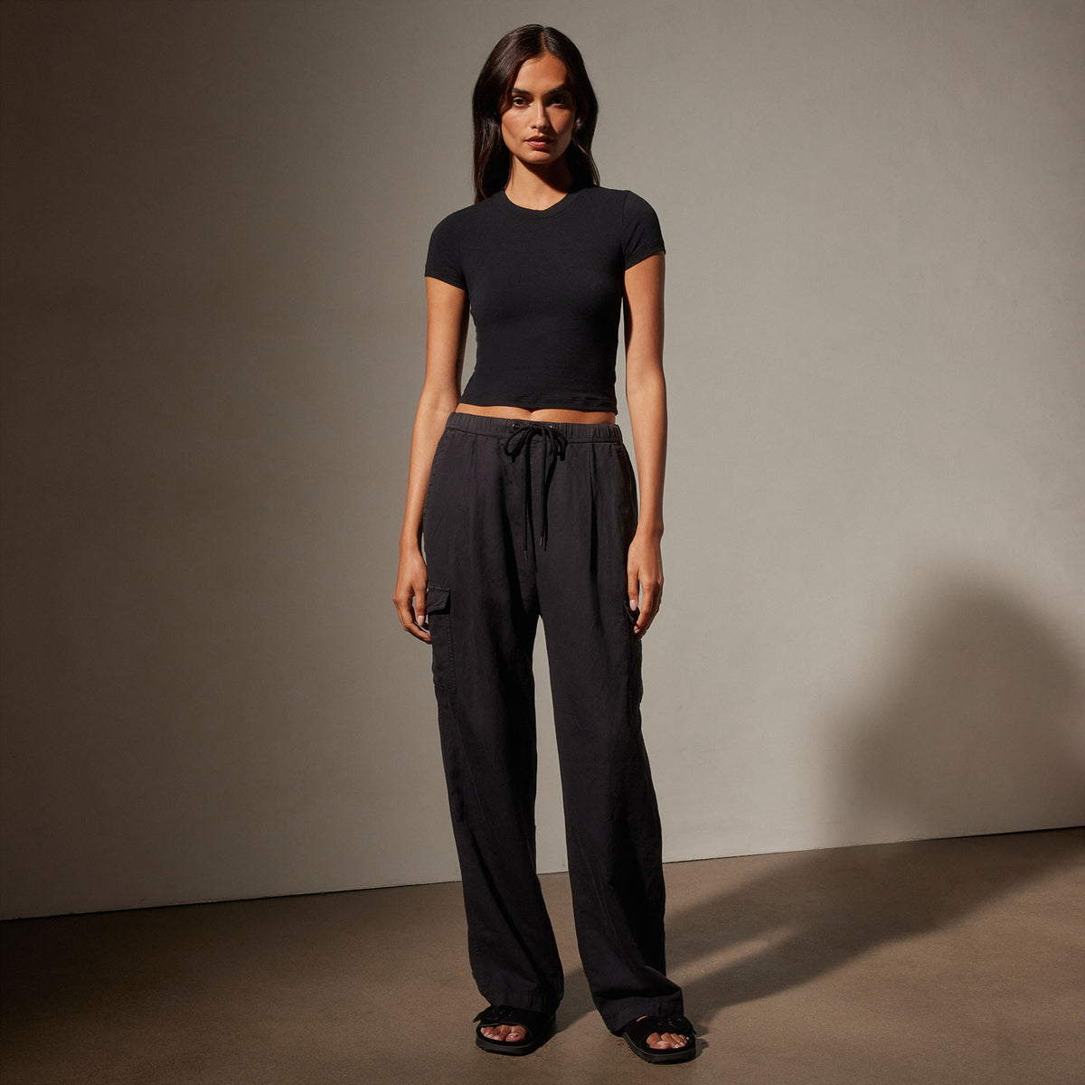 Cotton Twill Pleated Cargo in Black | James Perse Los Angeles