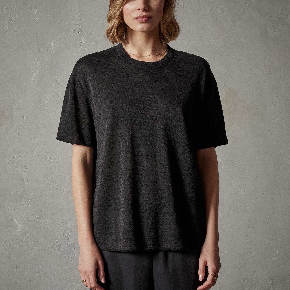 Dunes Linen Crew in Black/Black | James Perse Los Angeles
