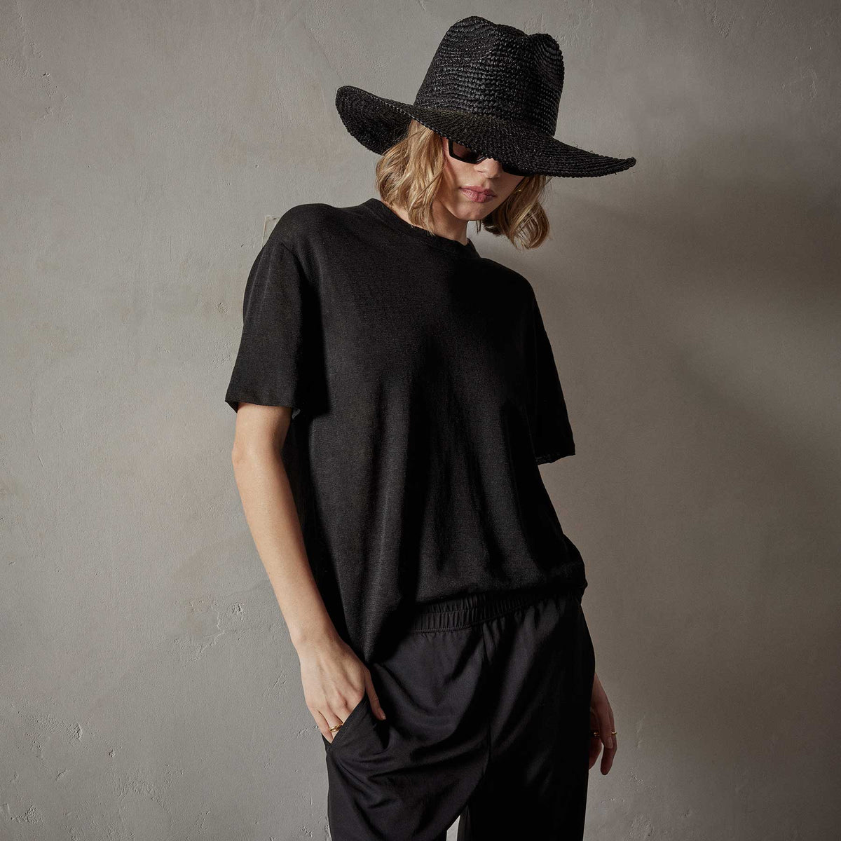 Dunes Linen Crew in Black/Black | James Perse Los Angeles