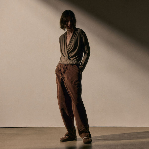 Fine Wale Stch Cord Mltry Pant in Chestnut Pigment | James Perse Los Angeles