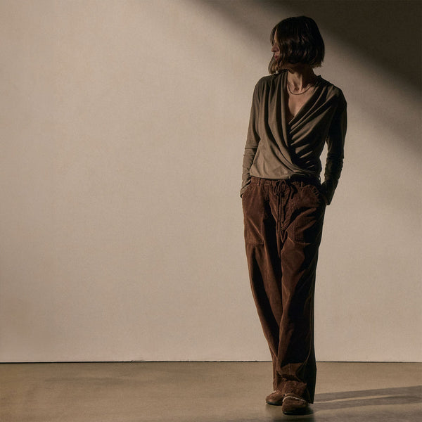 Fine Wale Stch Cord Mltry Pant in Chestnut Pigment | James Perse Los Angeles