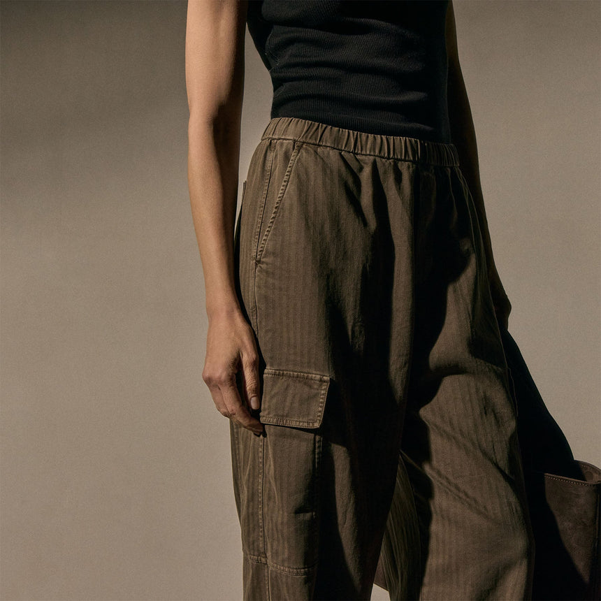 Herringbone Twill Parachute Pant in Caribou Pigment | James Perse Los Angeles