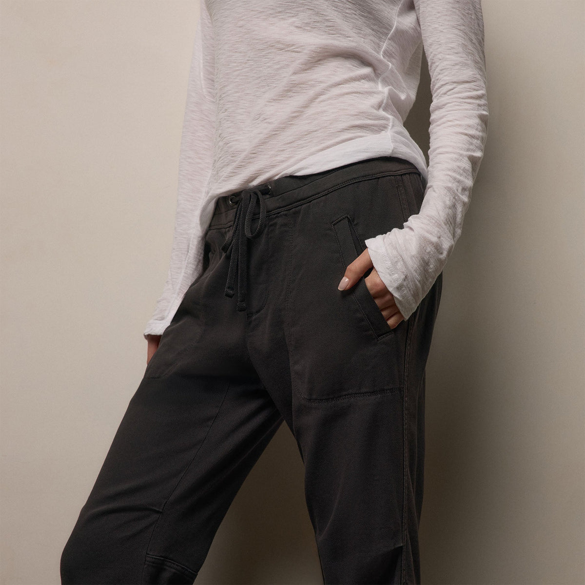 Soft Drape Pant in Carbon Pigment | James Perse Los Angeles
