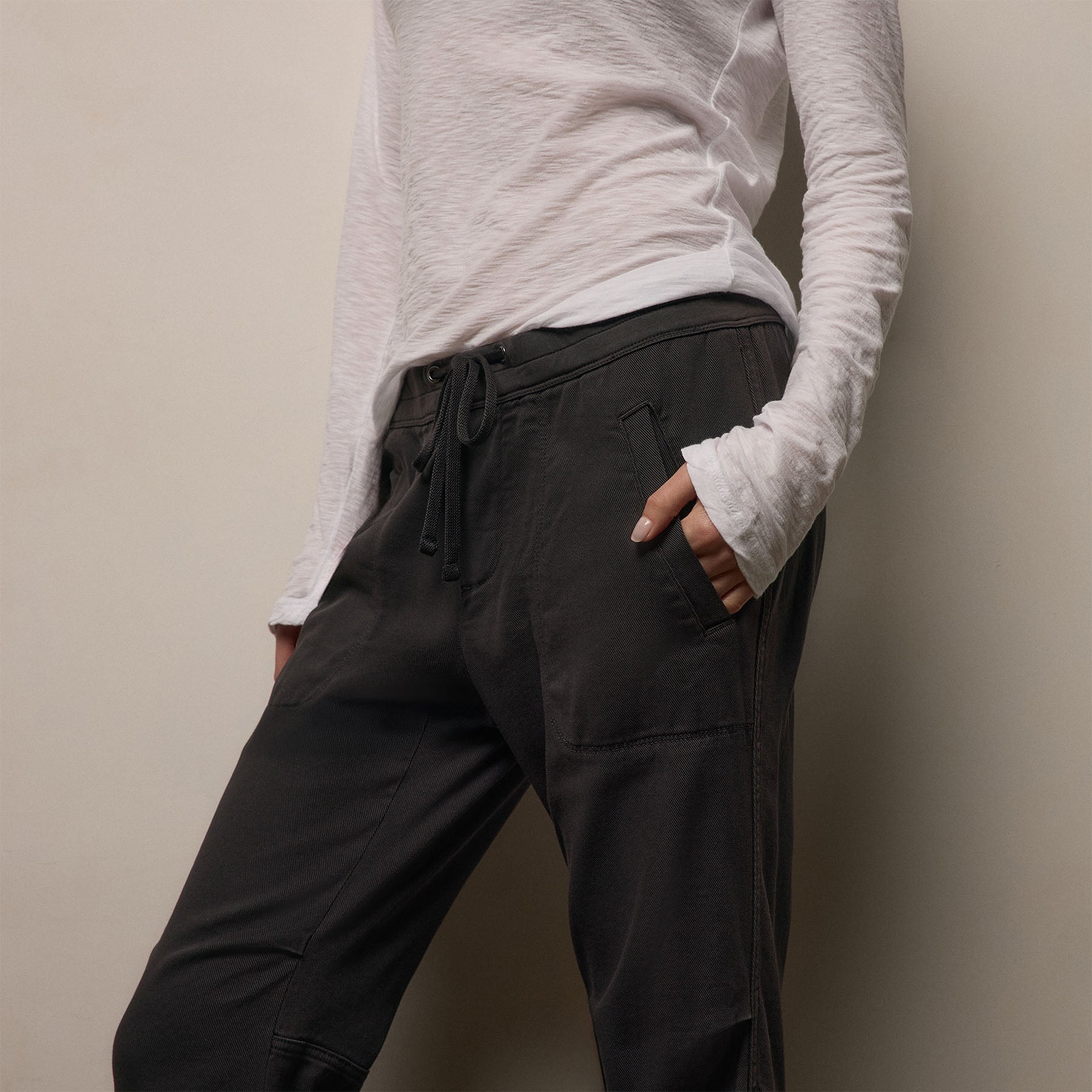 Soft Drape Pant in Carbon Pigment | James Perse Los Angeles