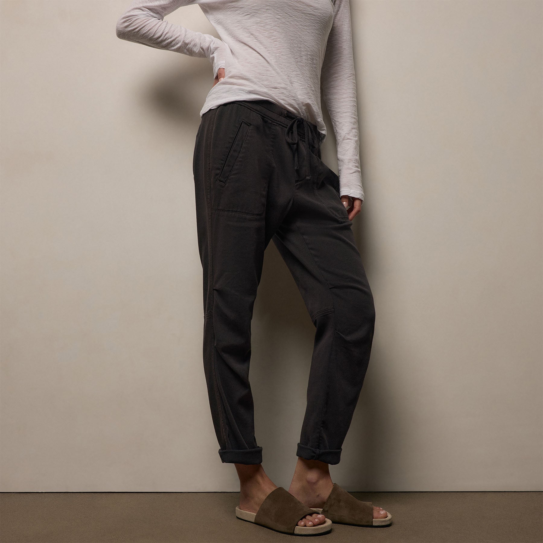 Soft Drape Pant in Carbon Pigment | James Perse Los Angeles
