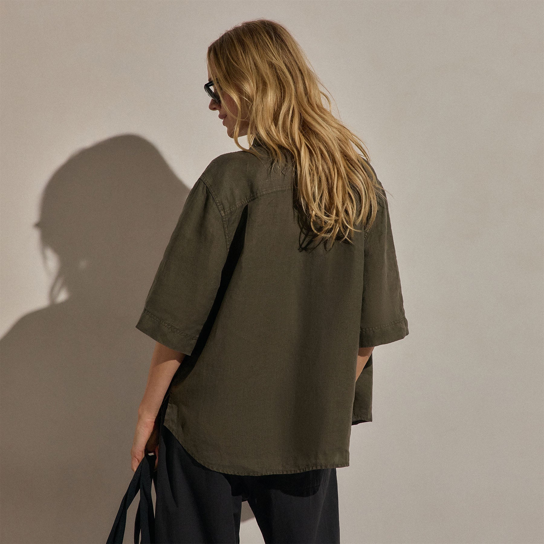 Linen Short Sleeve Utility Shirt in Army Green Pigment | James Perse Los Angeles