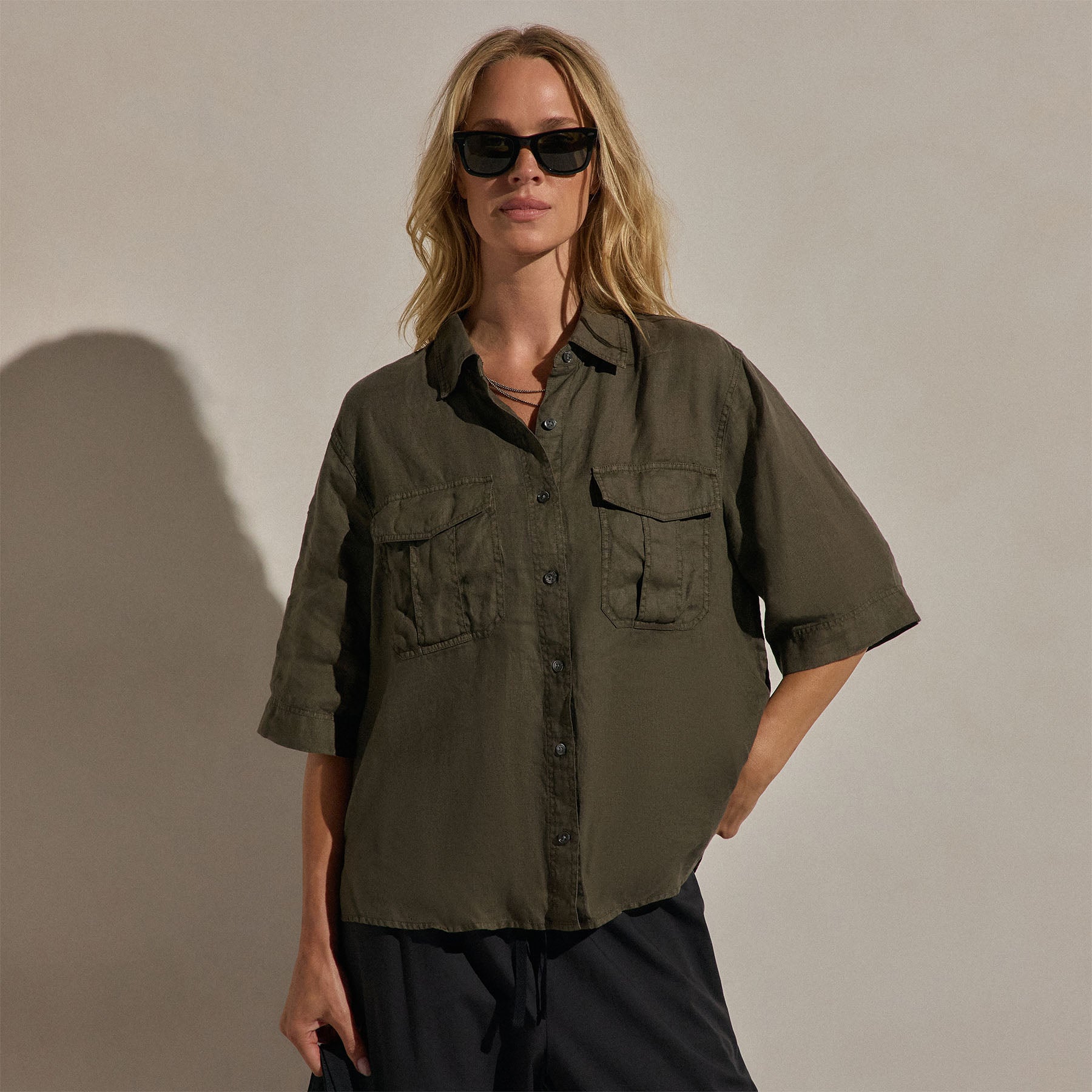 Linen Short Sleeve Utility Shirt in Army Green Pigment | James Perse Los Angeles