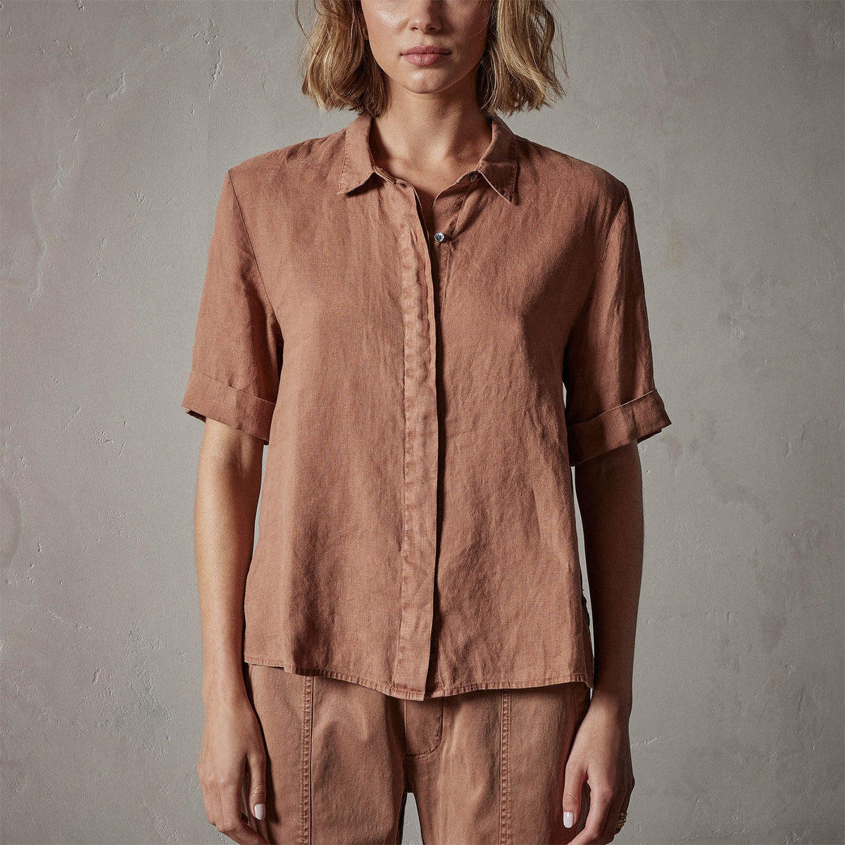 Lightweight Linen Short Sleeve Shirt in Nutmeg Pigment | James Perse Los Angeles