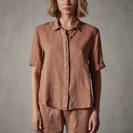 Lightweight Linen Short Sleeve Shirt in Nutmeg Pigment | James Perse Los Angeles