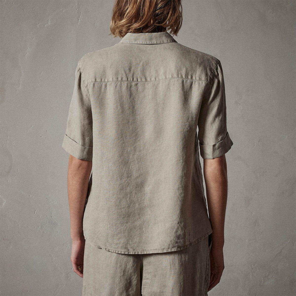Lightweight Linen Short Sleeve Shirt in Silt Pigment | James Perse Los Angeles