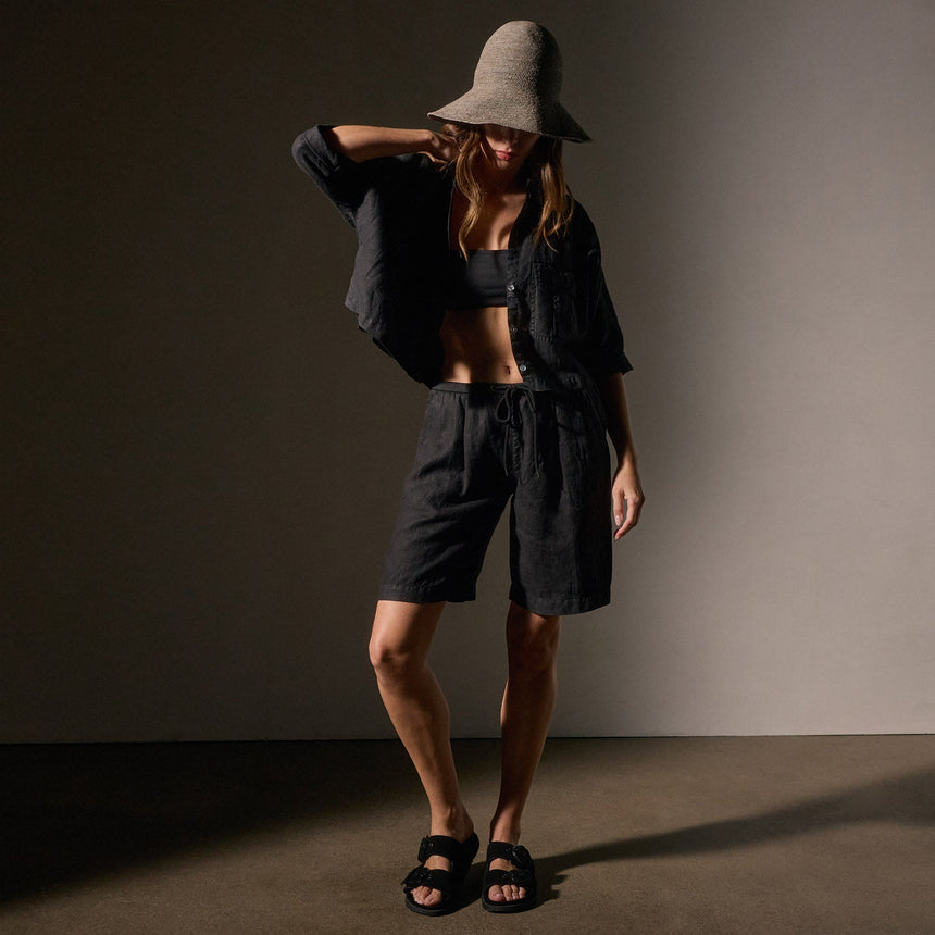 Pleated Linen Bermuda Short in Black | James Perse Los Angeles