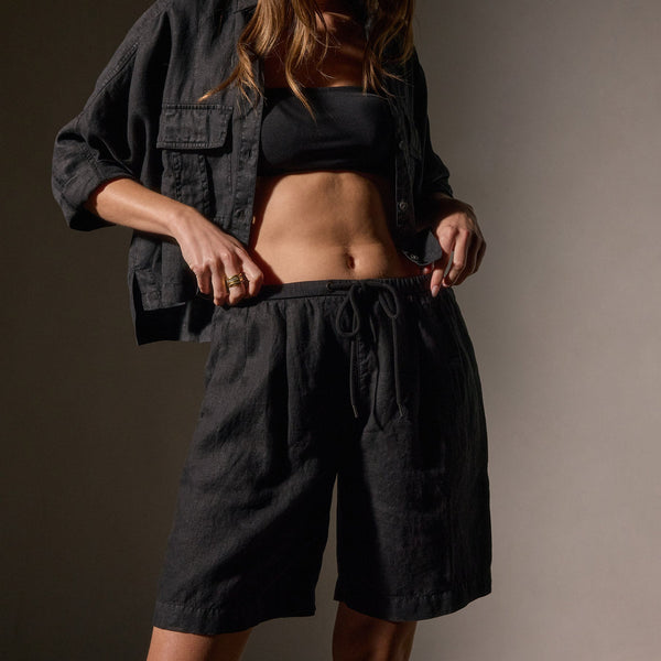 Pleated Linen Bermuda Short in Black | James Perse Los Angeles