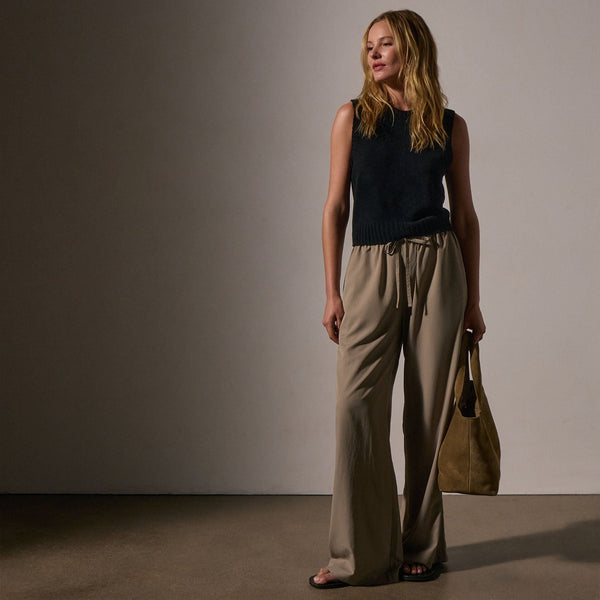 Lightweight Matte Sateen Trouser in Fawn | James Perse Los Angeles