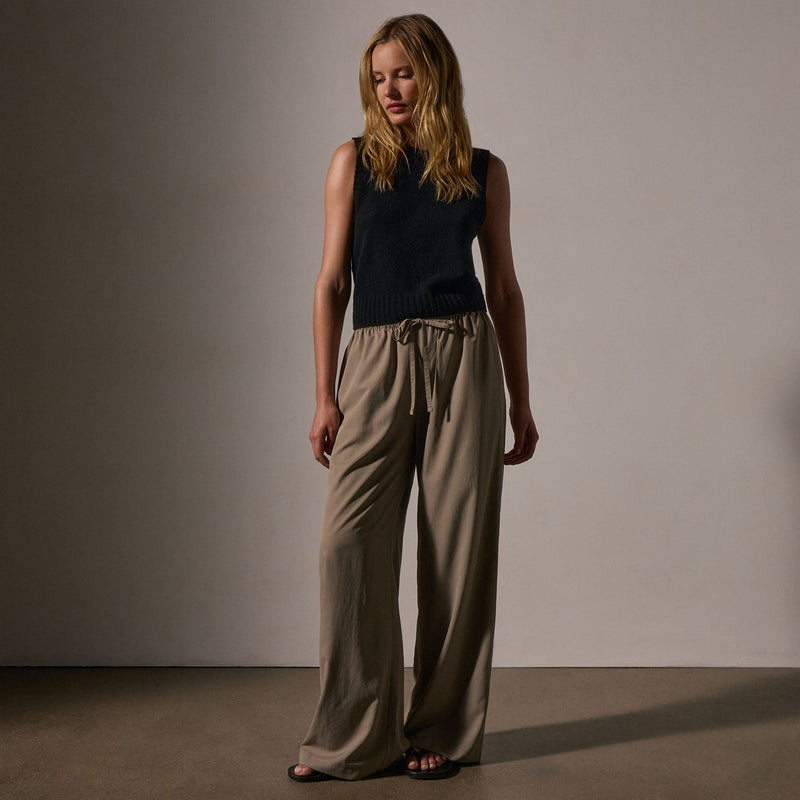 Lightweight Matte Sateen Trouser in Fawn | James Perse Los Angeles