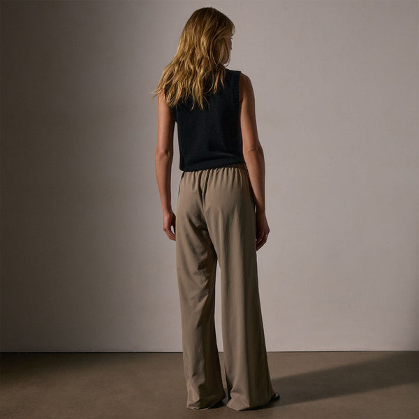 Lightweight Matte Sateen Trouser in Fawn | James Perse Los Angeles