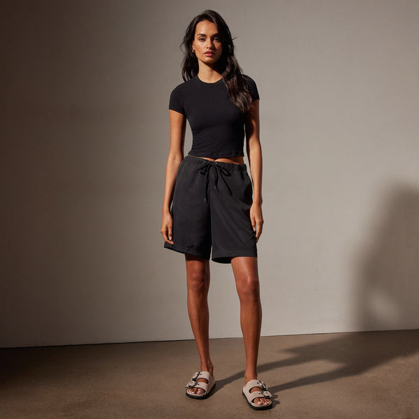 Lightweight Matte Sateen Short in Black | James Perse in Los Angeles