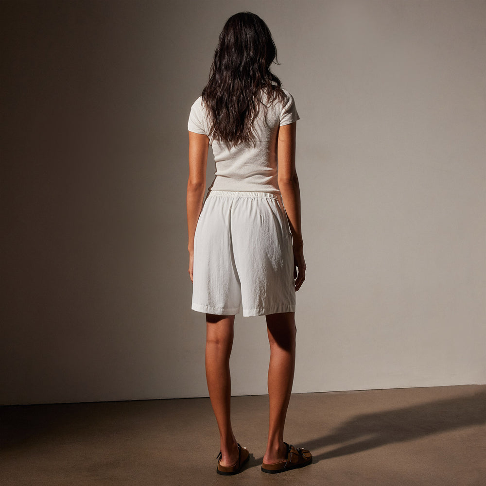 Lightweight Matte Sateen Short in White | James Perse in Los Angeles