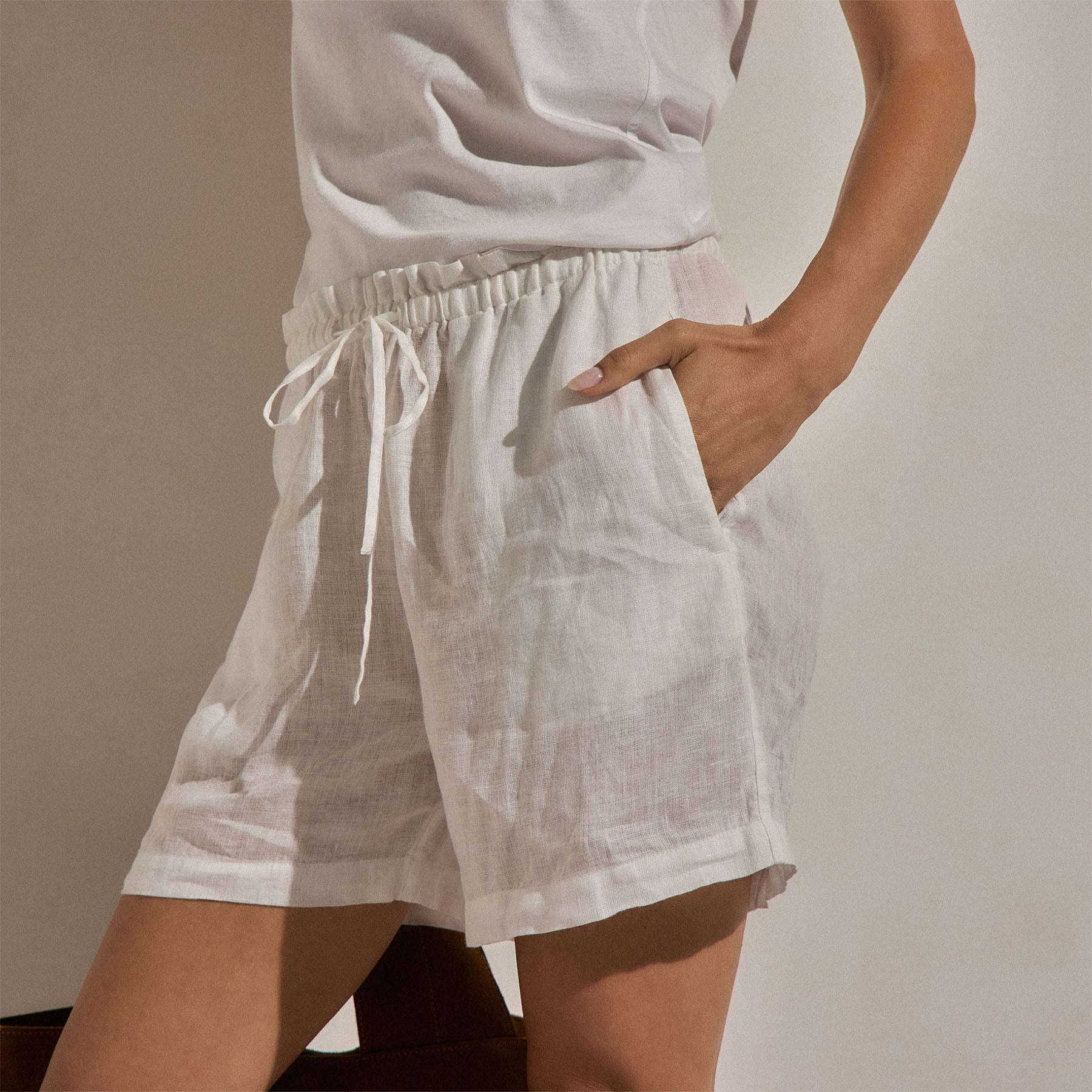 Linen Short in White | James Perse Los Angeles