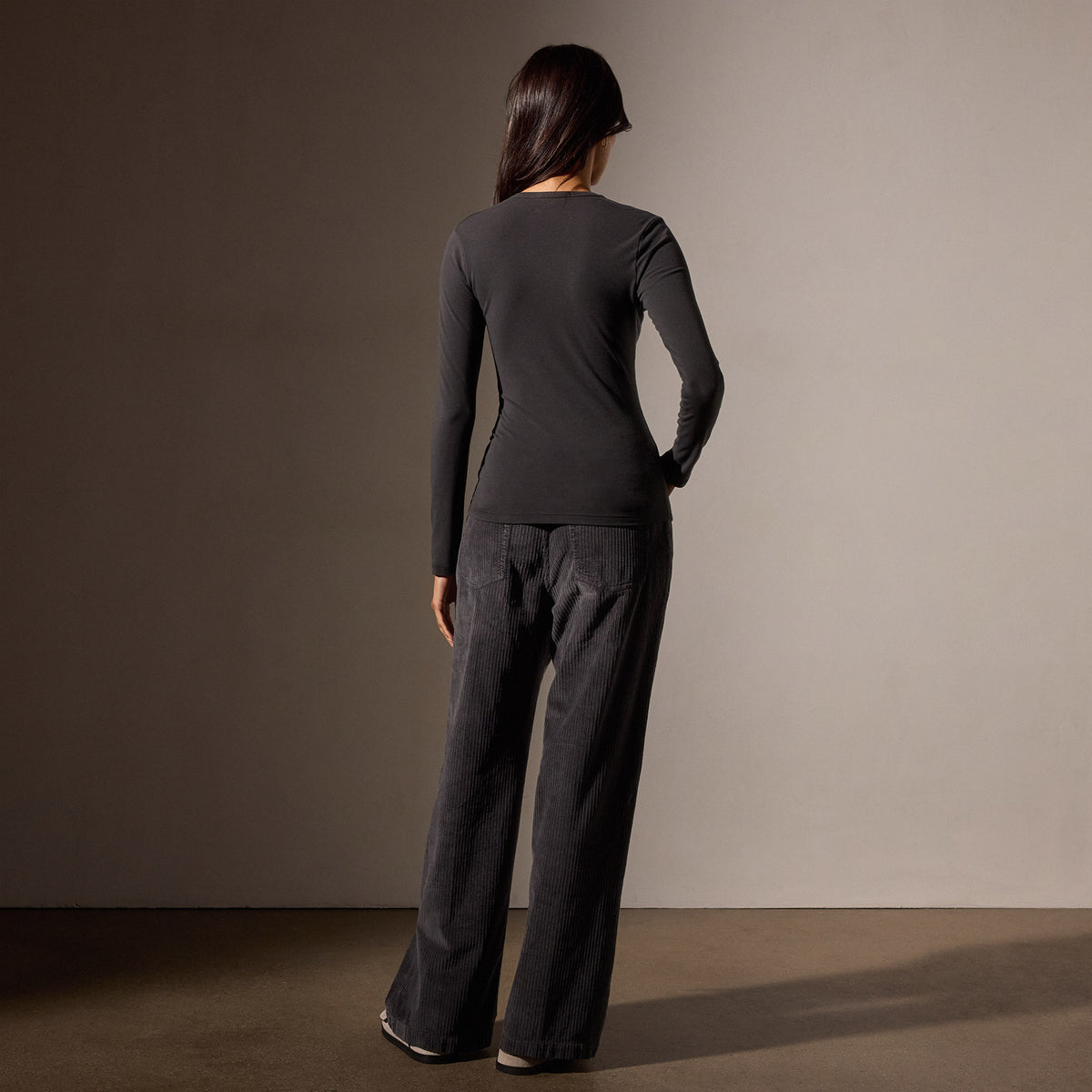 Stretch Lotus Deep V Tee in Carbon | James Perse Los Angeles