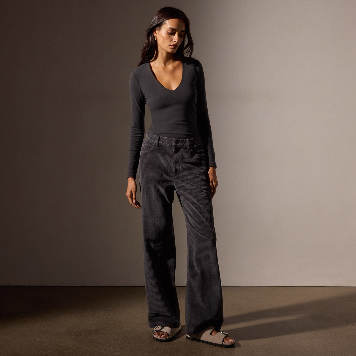 Stretch Lotus Deep V Tee in Carbon | James Perse Los Angeles