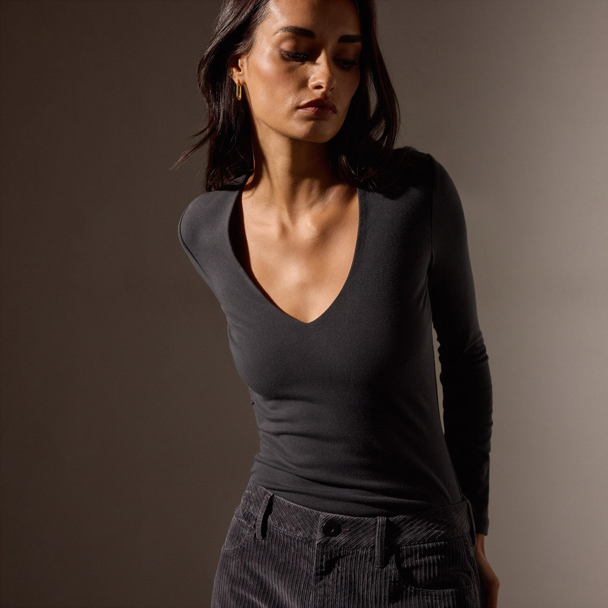 Stretch Lotus Deep V Tee in Carbon | James Perse Los Angeles