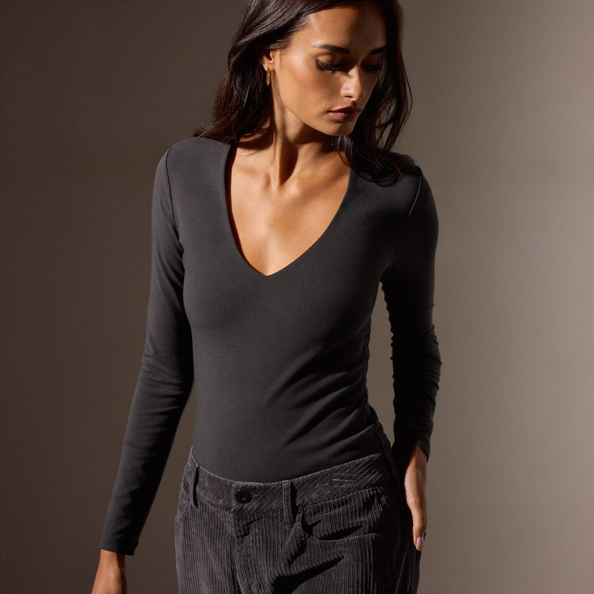 Stretch Lotus Deep V Tee in Carbon | James Perse Los Angeles