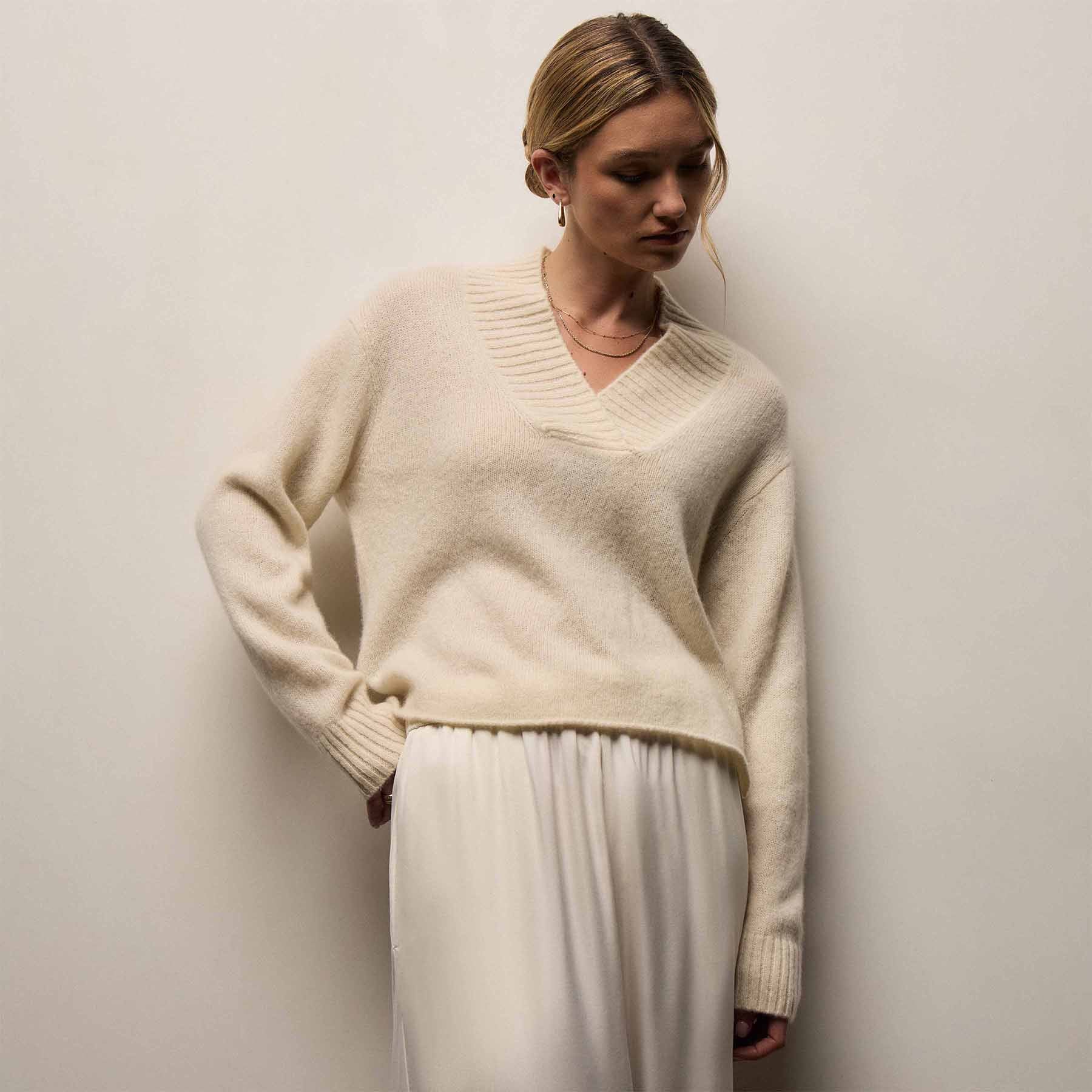 Lightweight Textured Cashmere V Neck In Ivory | James Perse Los