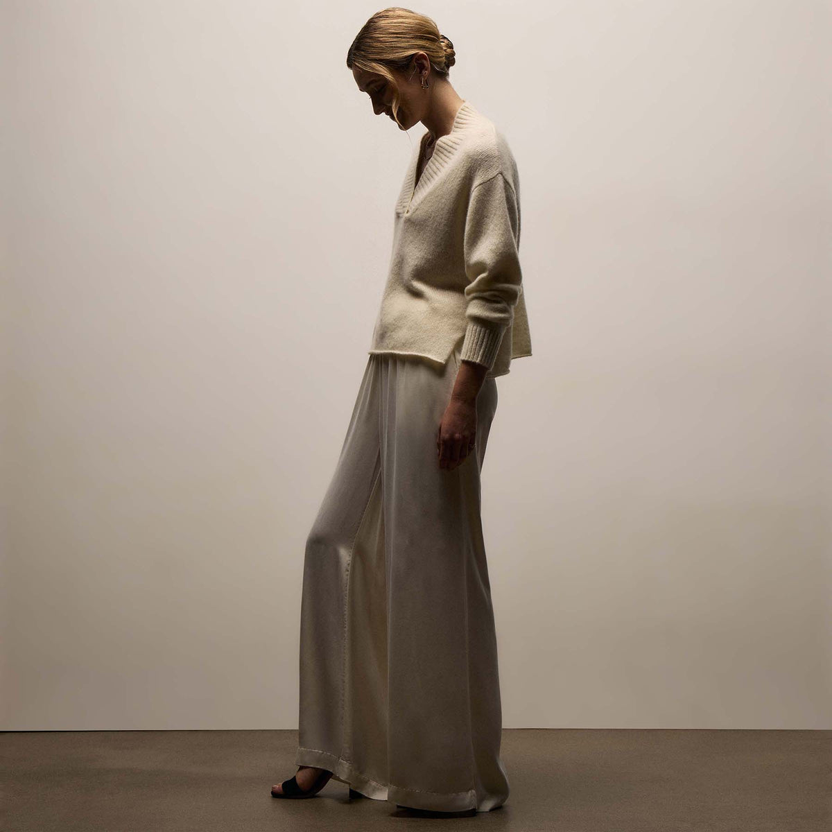 Lightweight Textured Cashmere V Neck - Ivory