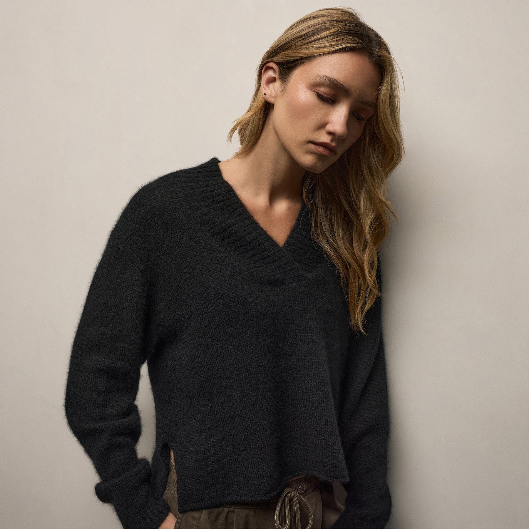 Lightweight Textured Cashmere V Neck in True Black | James Perse Los Angeles