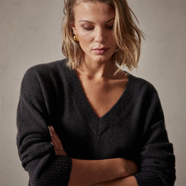 Lightweight Cashmere V Neck Sweater in Black | James Perse Los Angeles