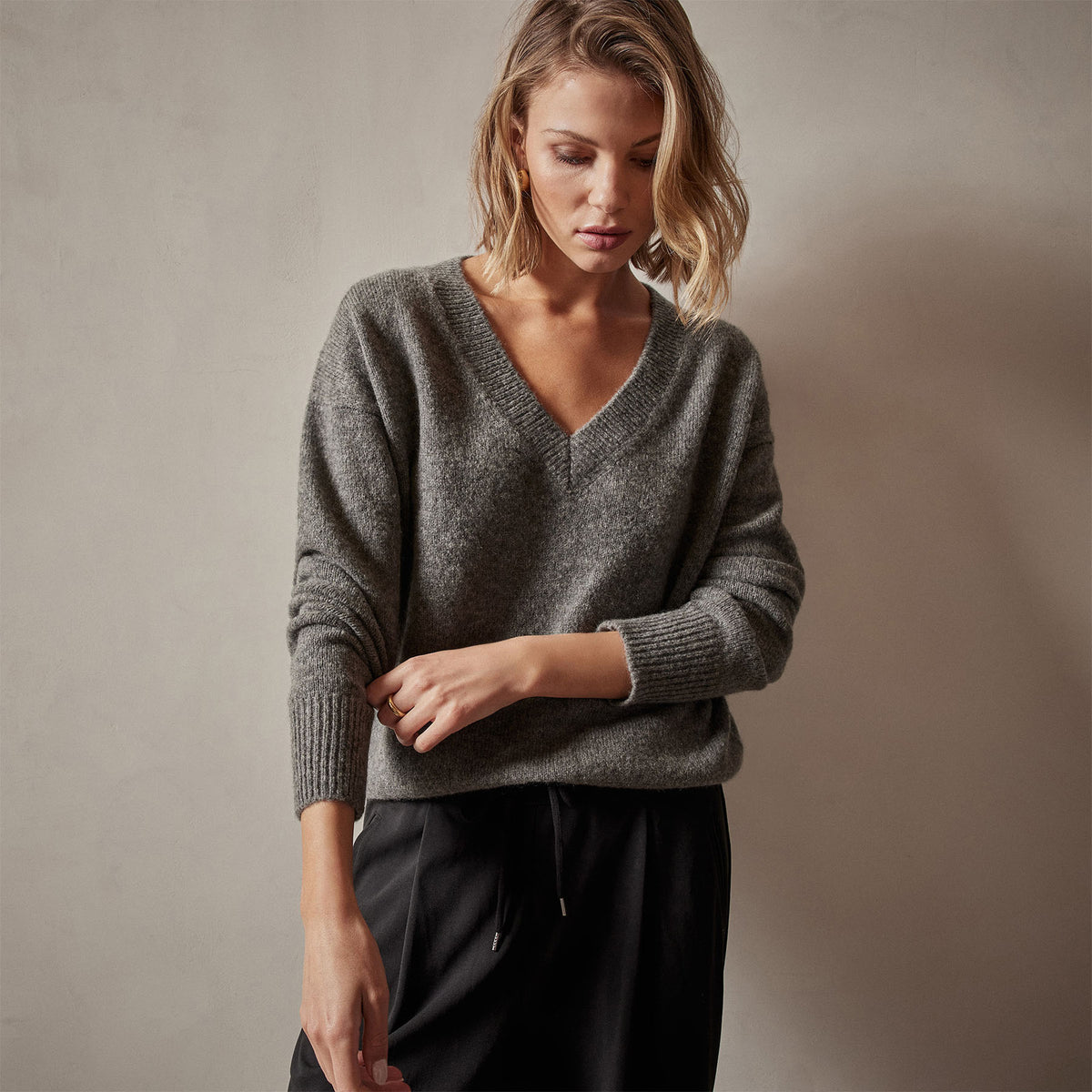 Lightweight Cashmere V Neck Sweater in Thunder | James Perse Los Angeles