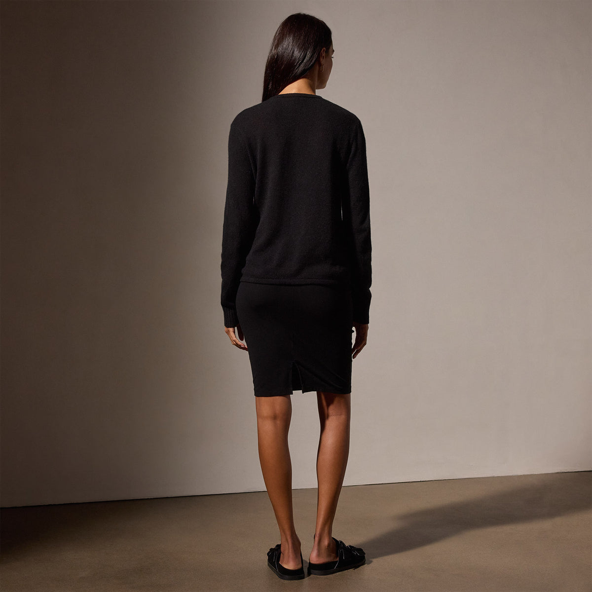 Soft Featherweight Cashmere Deep V Sweater in Black | James Perse Los Angeles