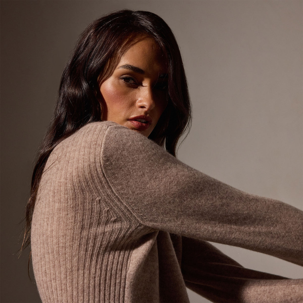 Soft Featherweight Cashmere Crew Neck Sweater in Coyote | James Perse Los Angeles