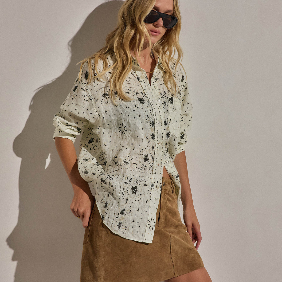 Palm Paisley Linen Shirt In Ivory Bandana Print | James Perse Los Angeles