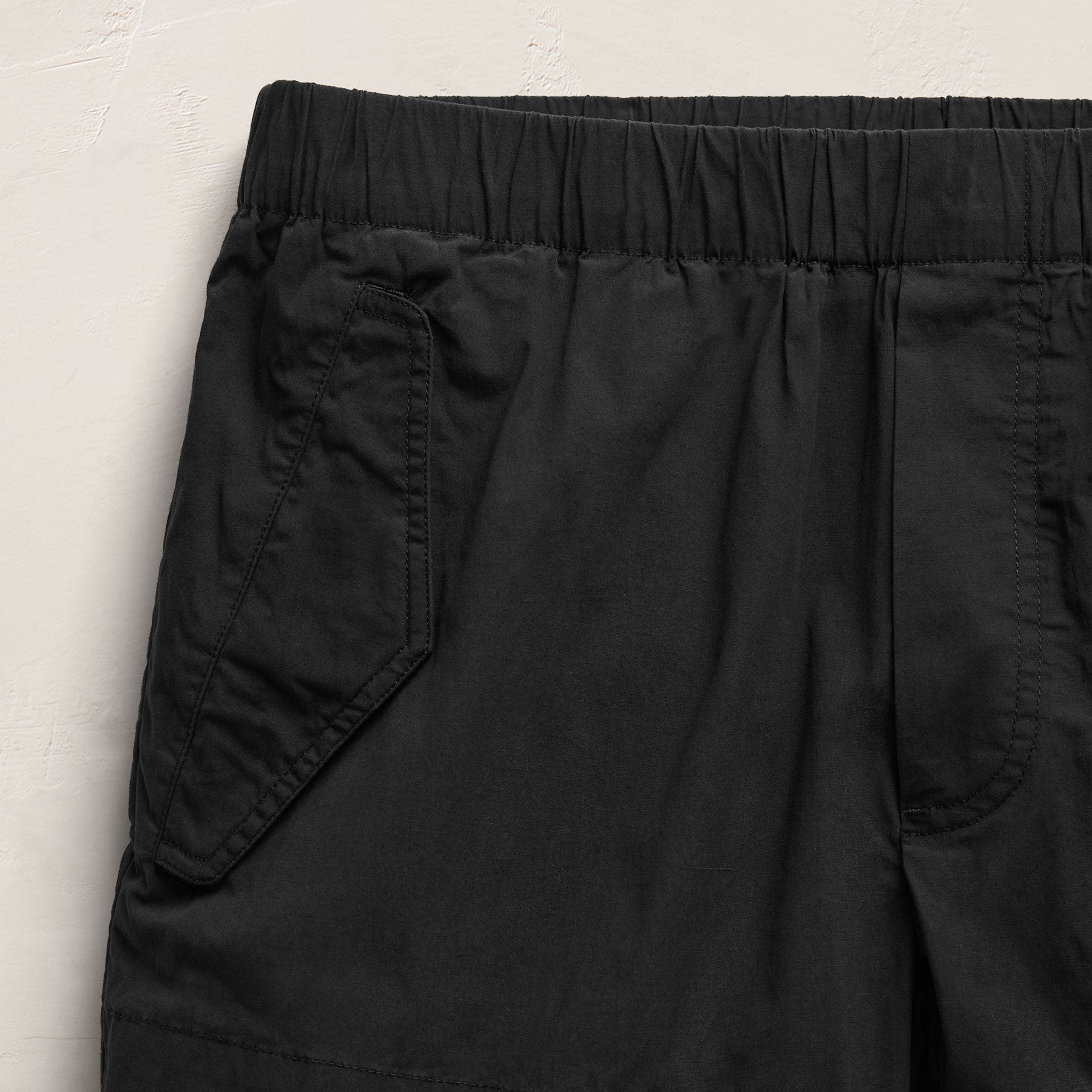 Stretch Poplin Surplus Short in Black | James Perse Los Angeles