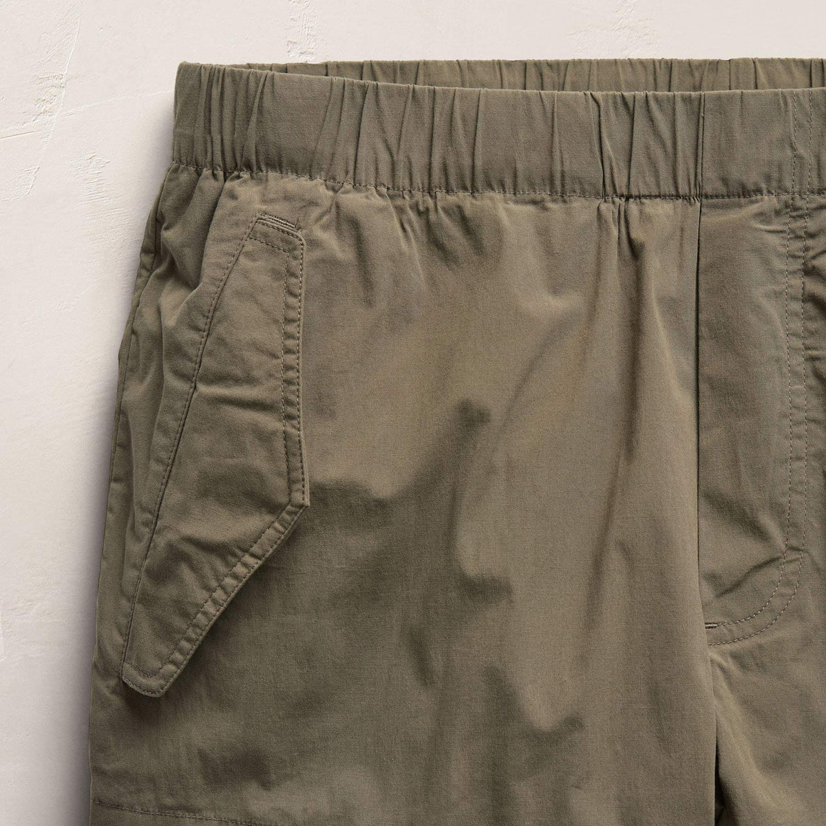 Stretch Poplin Surplus Short in Light Olive Pigment | James Perse Los Angeles