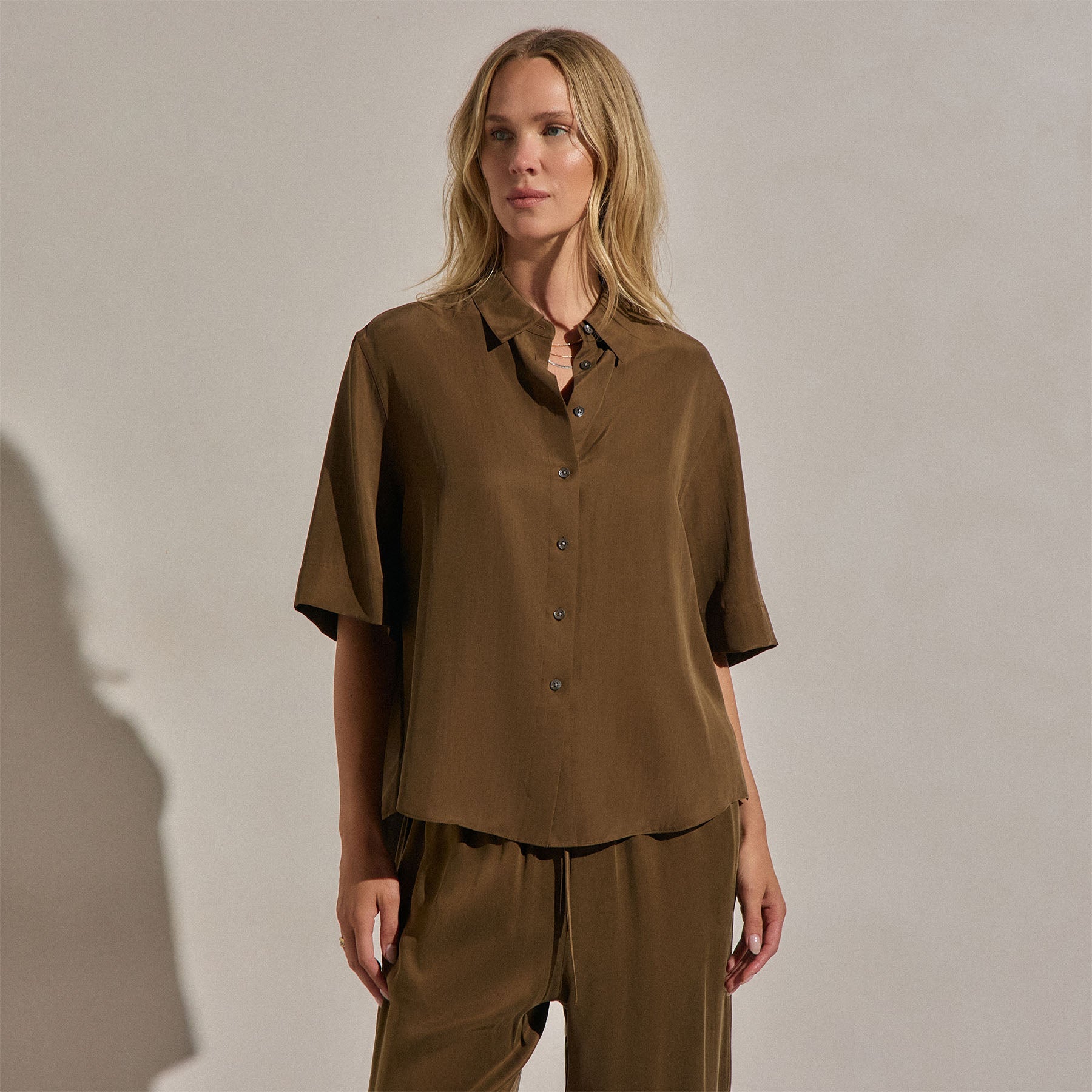 Silk Short Sleeve Shirt in Cocoa | James Perse Los Angeles