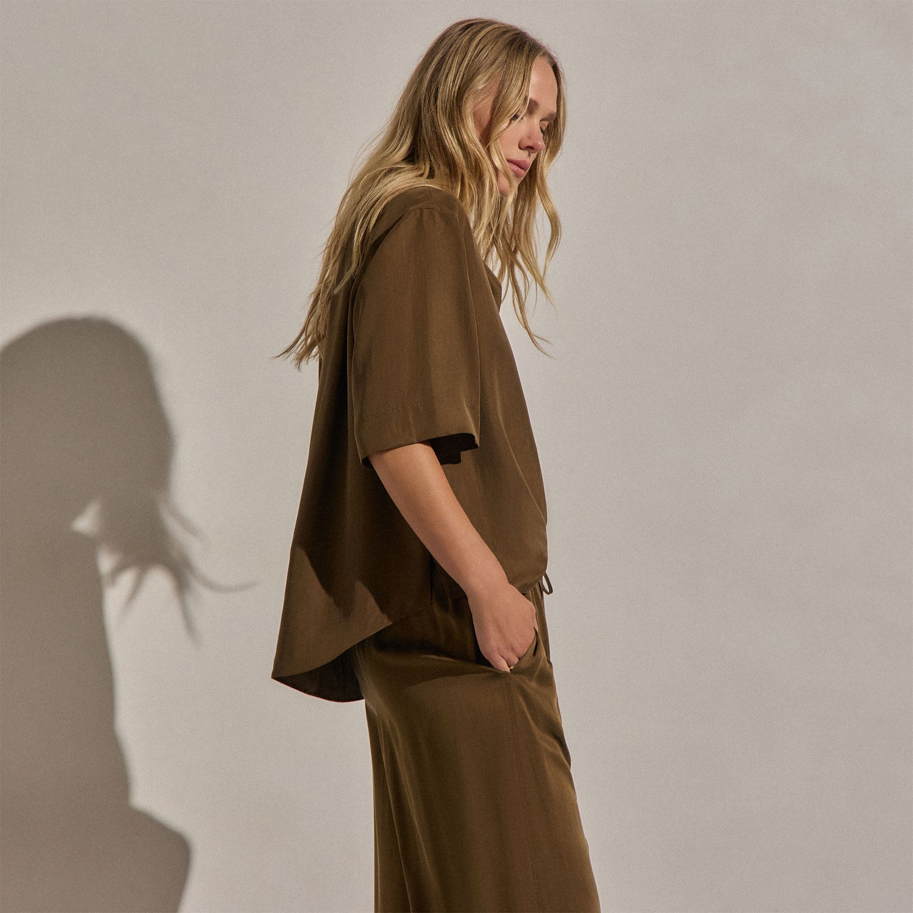 Silk Short Sleeve Shirt in Cocoa | James Perse Los Angeles
