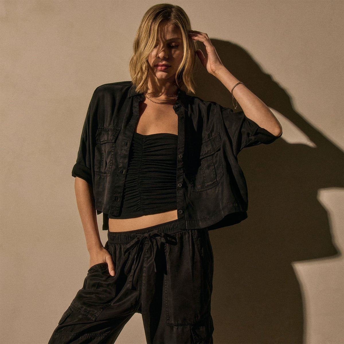 Pocket Cropped Shirt in Black | James Perse Los Angeles