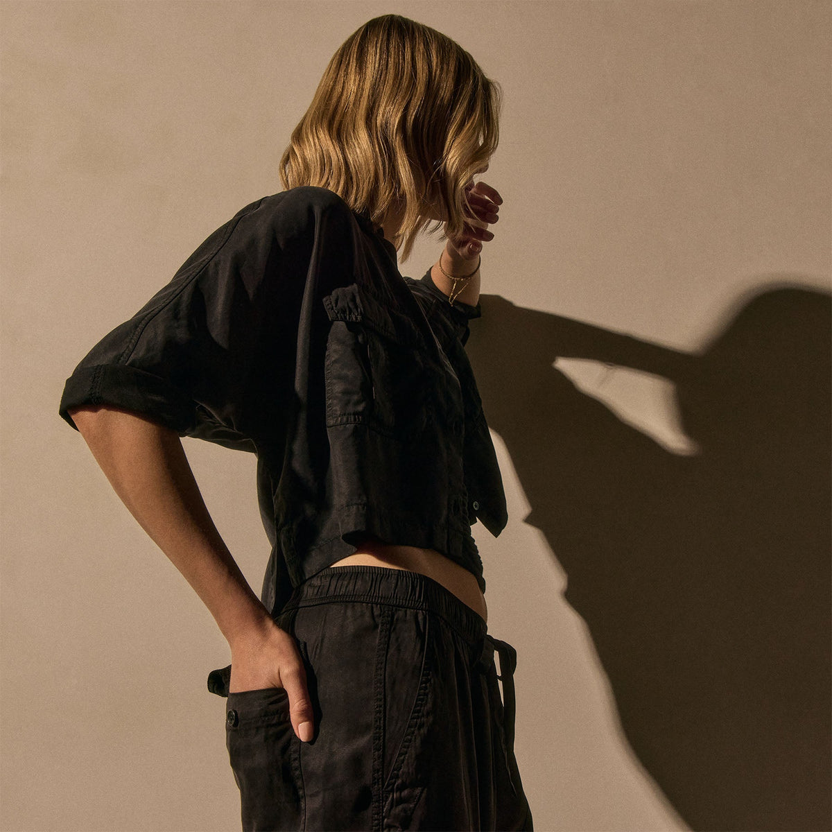 Pocket Cropped Shirt in Black | James Perse Los Angeles