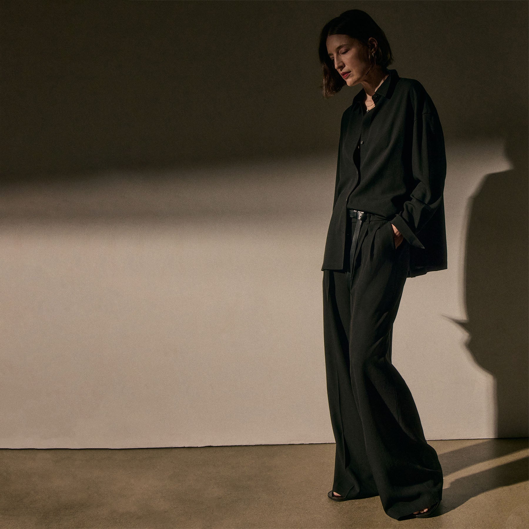 Wide Band Pleated Trouser in Black | James Perse Los Angeles