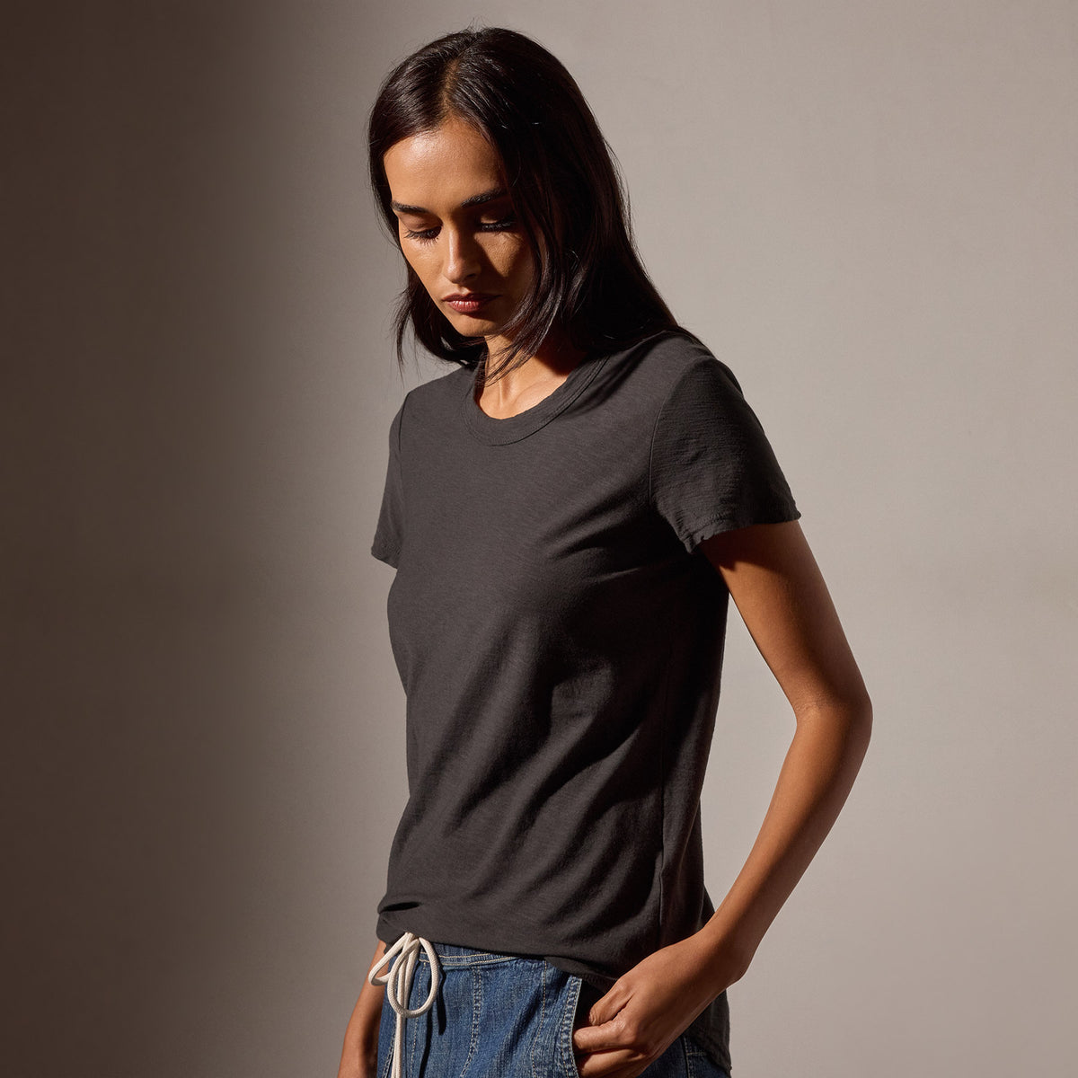 Sheer Slub Crew Neck Tee in Carbon | James Perse Los Angeles