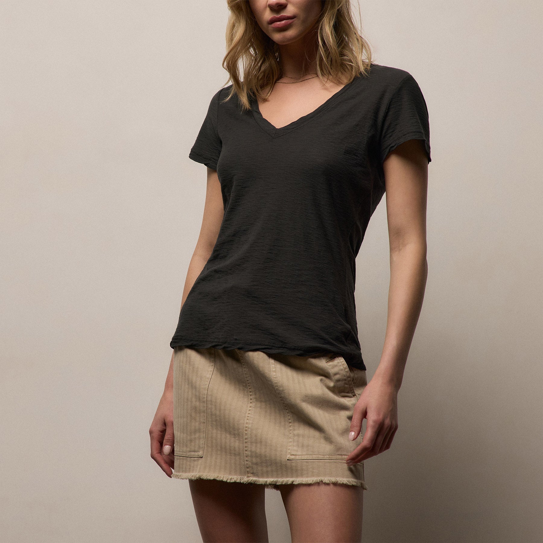 Sheer Slub Casual V Neck in Carbon | James Perse Los Angeles