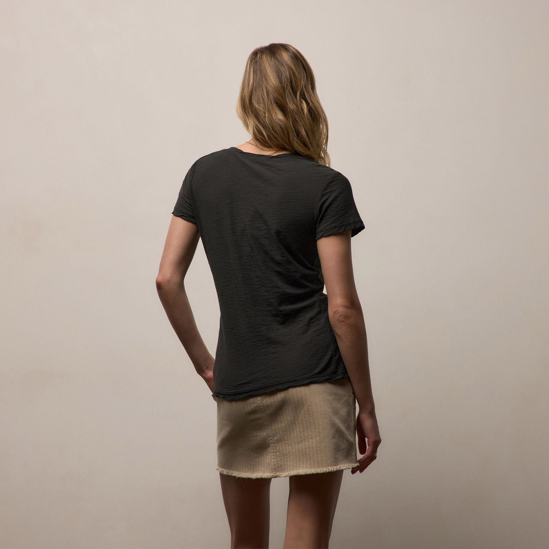 Sheer Slub Casual V Neck in Carbon | James Perse Los Angeles