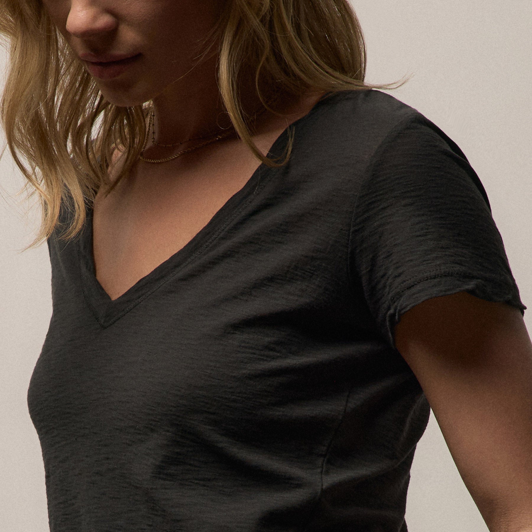 Sheer Slub Casual V Neck in Carbon | James Perse Los Angeles
