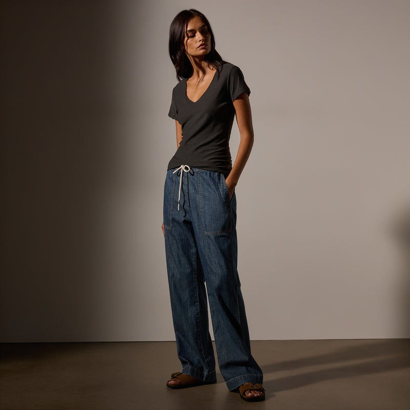 Sheer Slub Casual V Neck in Carbon | James Perse Los Angeles