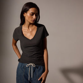 Sheer Slub Casual V Neck in Carbon | James Perse Los Angeles
